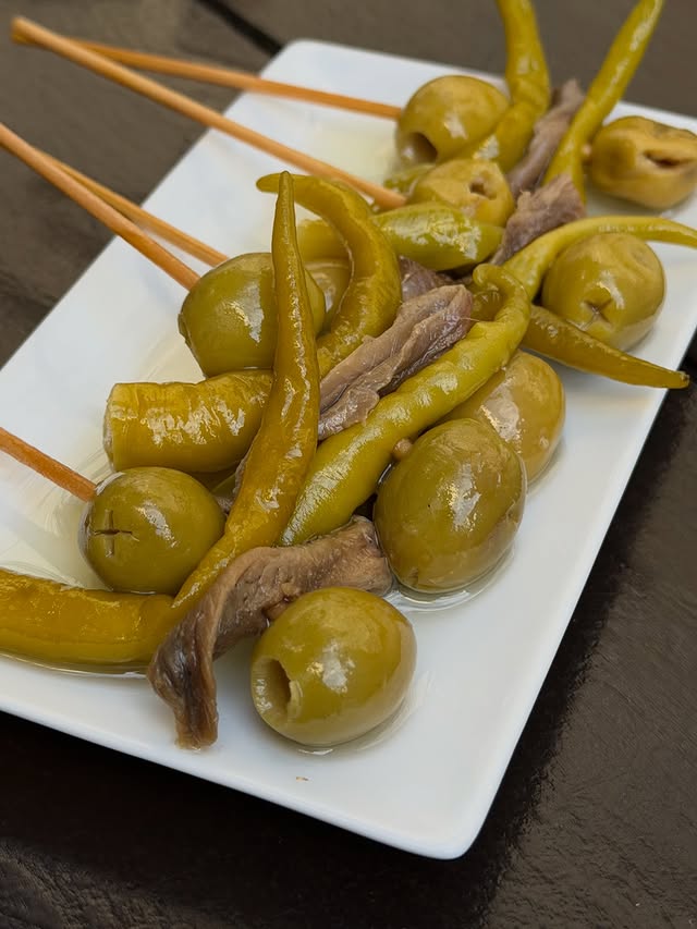 Piparra, aceituna y anchoa